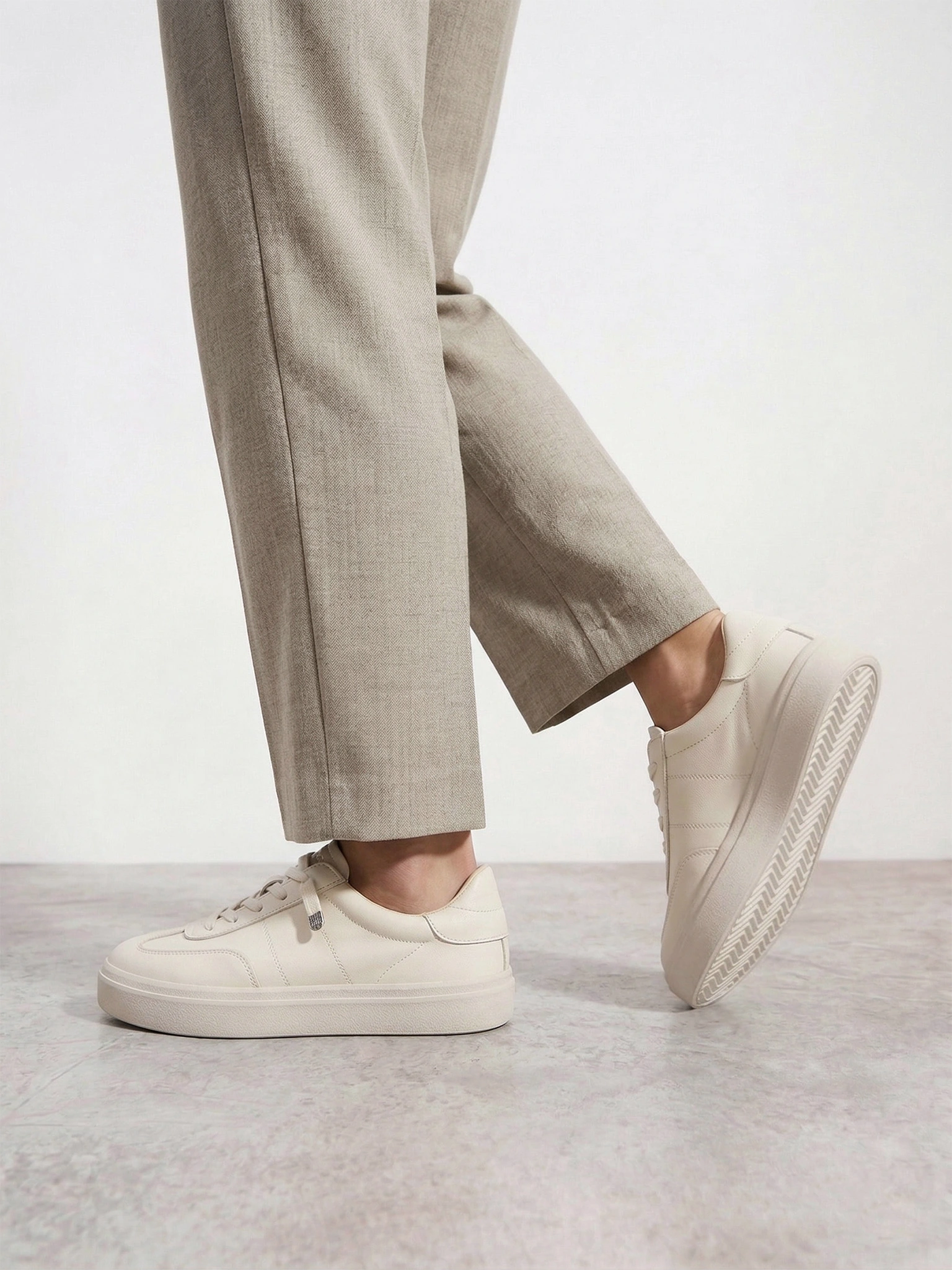 Кеды белого цвета на низкой подошве